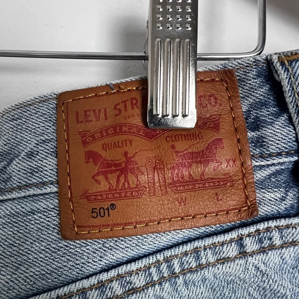 Levi's 501 Women's Size 31 Lightly Faded Whiskered Raw‎ Hem Denim Shorts